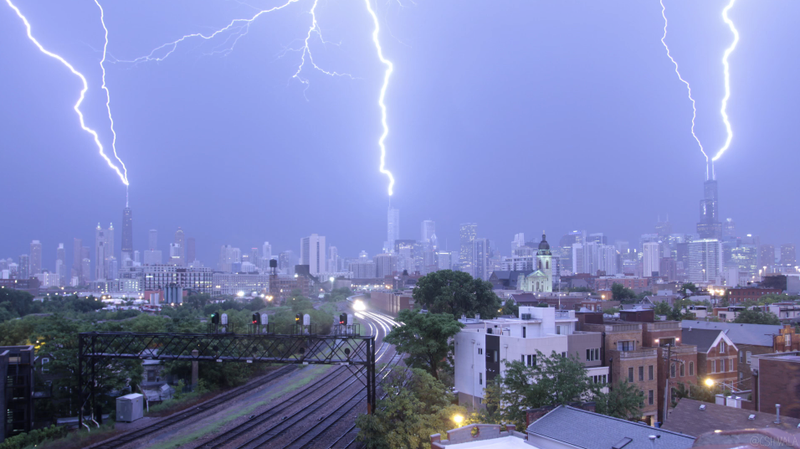Illustration for article titled Watch Triple Lightning Strike 3 of Chicago's Tallest Buildings At Once